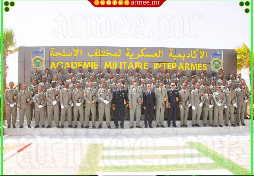 La 42e promotion d'officiers devant le fronton de l'Académie